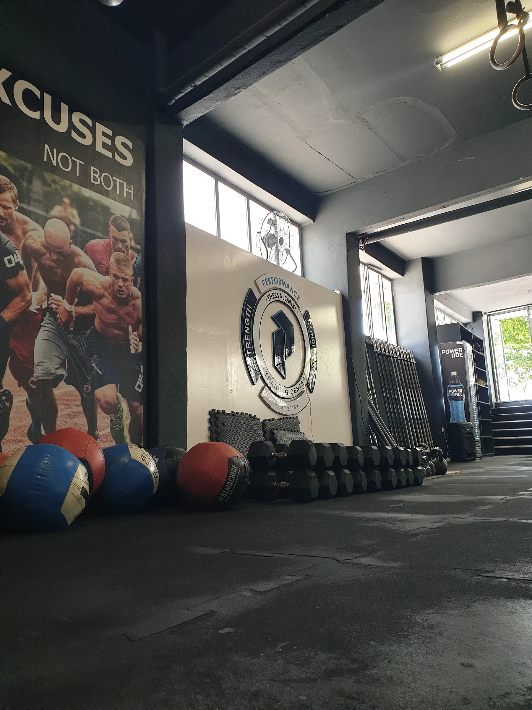 Medicine balls και αλτήρες στον χώρο ενδυνάμωσης του Performance43